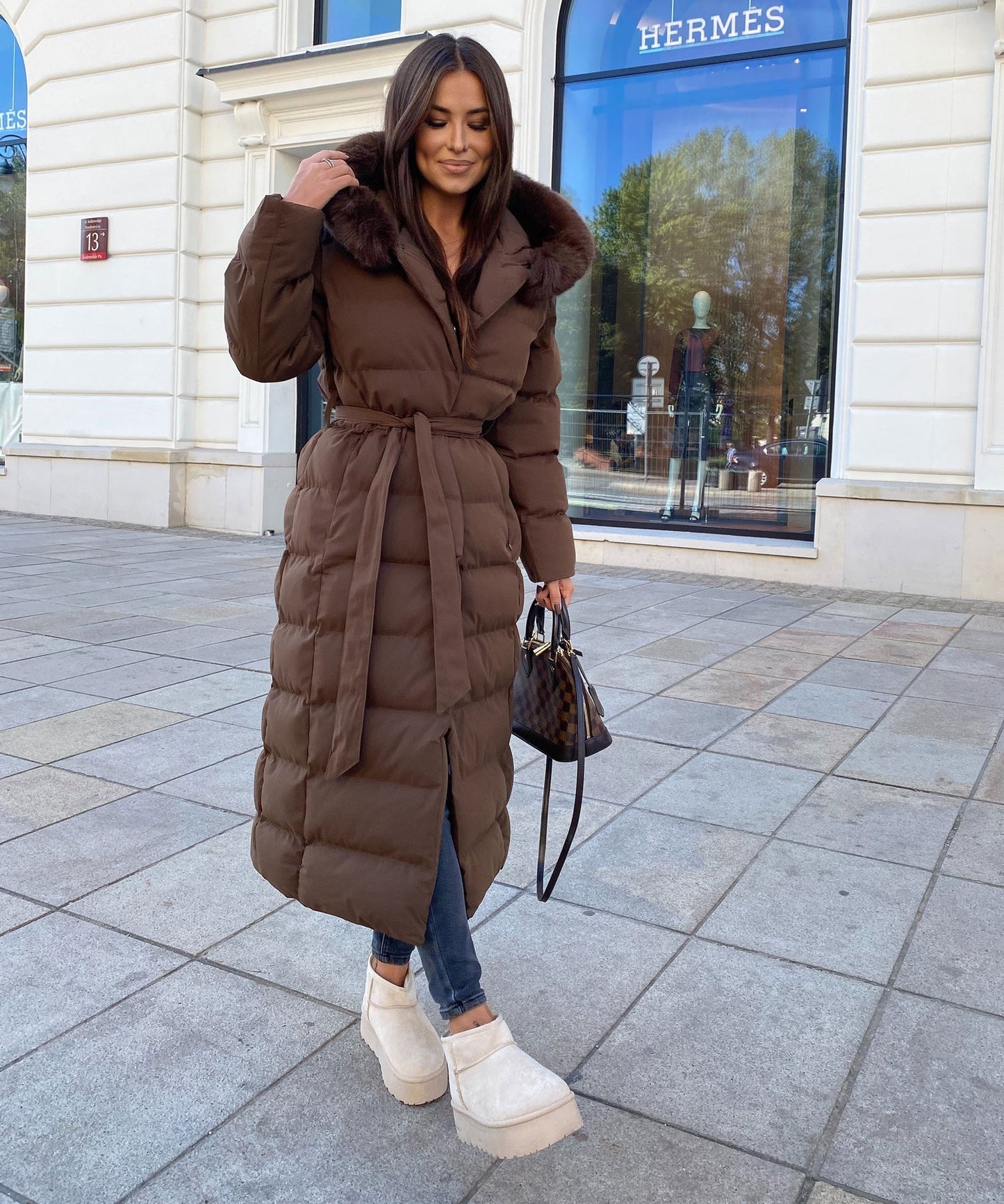 Chaqueta larga de mujer con capucha grande y moderna, cómoda y versátil