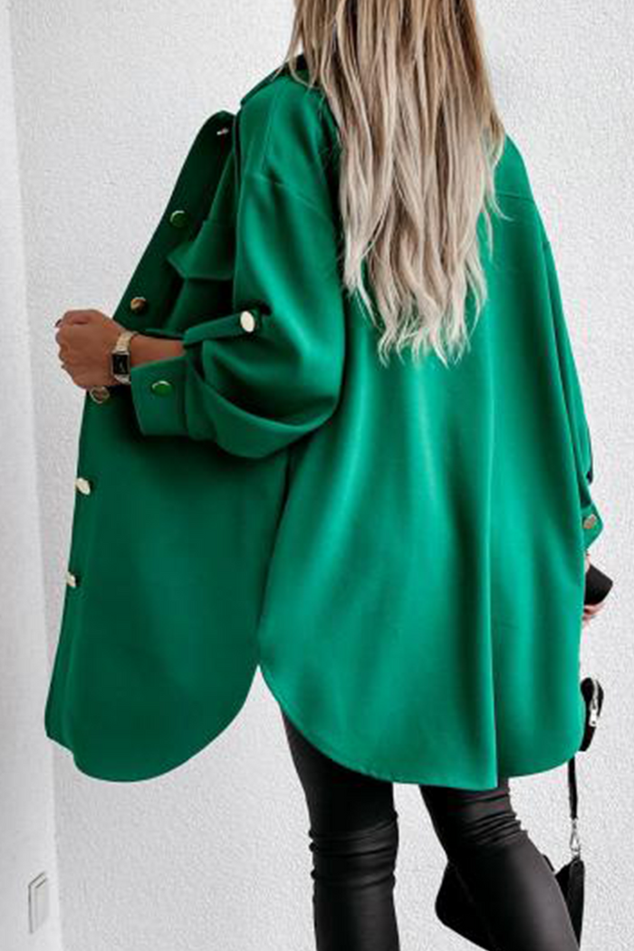 Una chaqueta con un diseño moderno y un acento