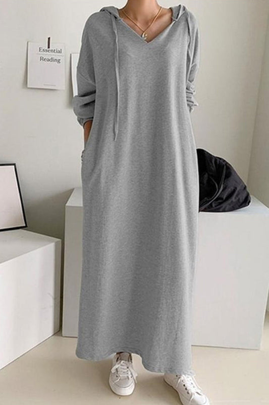 Vestido con capucha y drapeado en cintura, con escote en pico profundo