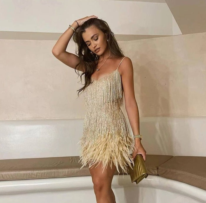 Vestido corto de fiesta con tirantes y un diseño sofisticado