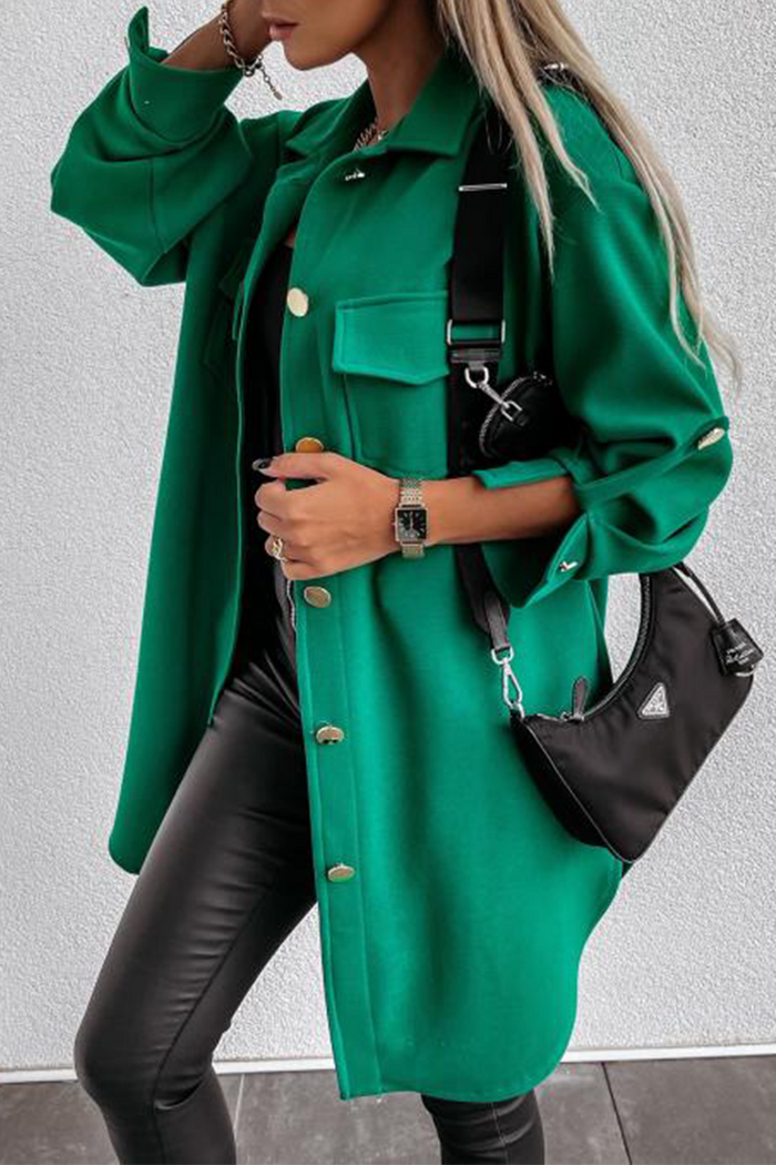 Una chaqueta con un diseño moderno y un acento