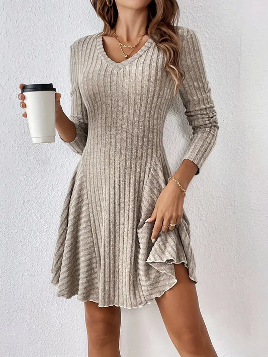Vestido versátil de manga larga con diseño sofisticado y fluido