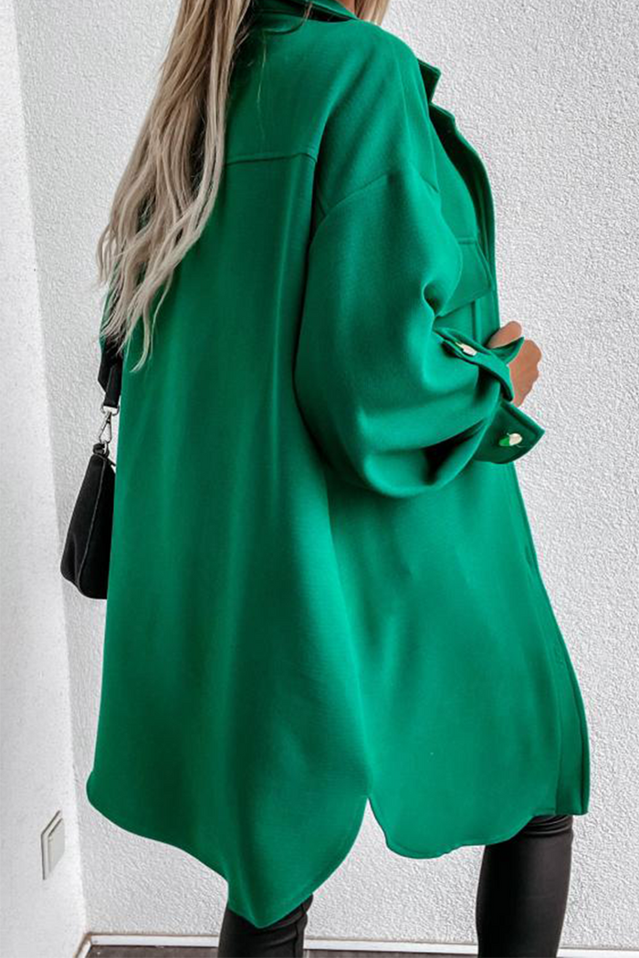 Una chaqueta con un diseño moderno y un acento