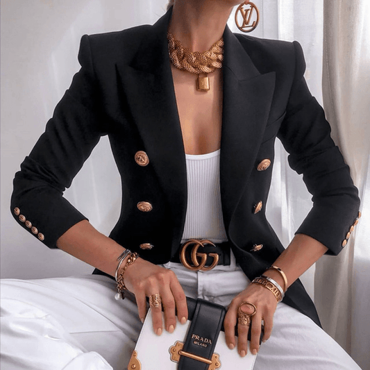 Chaqueta moderna con botones interesantes y diseño elegante.