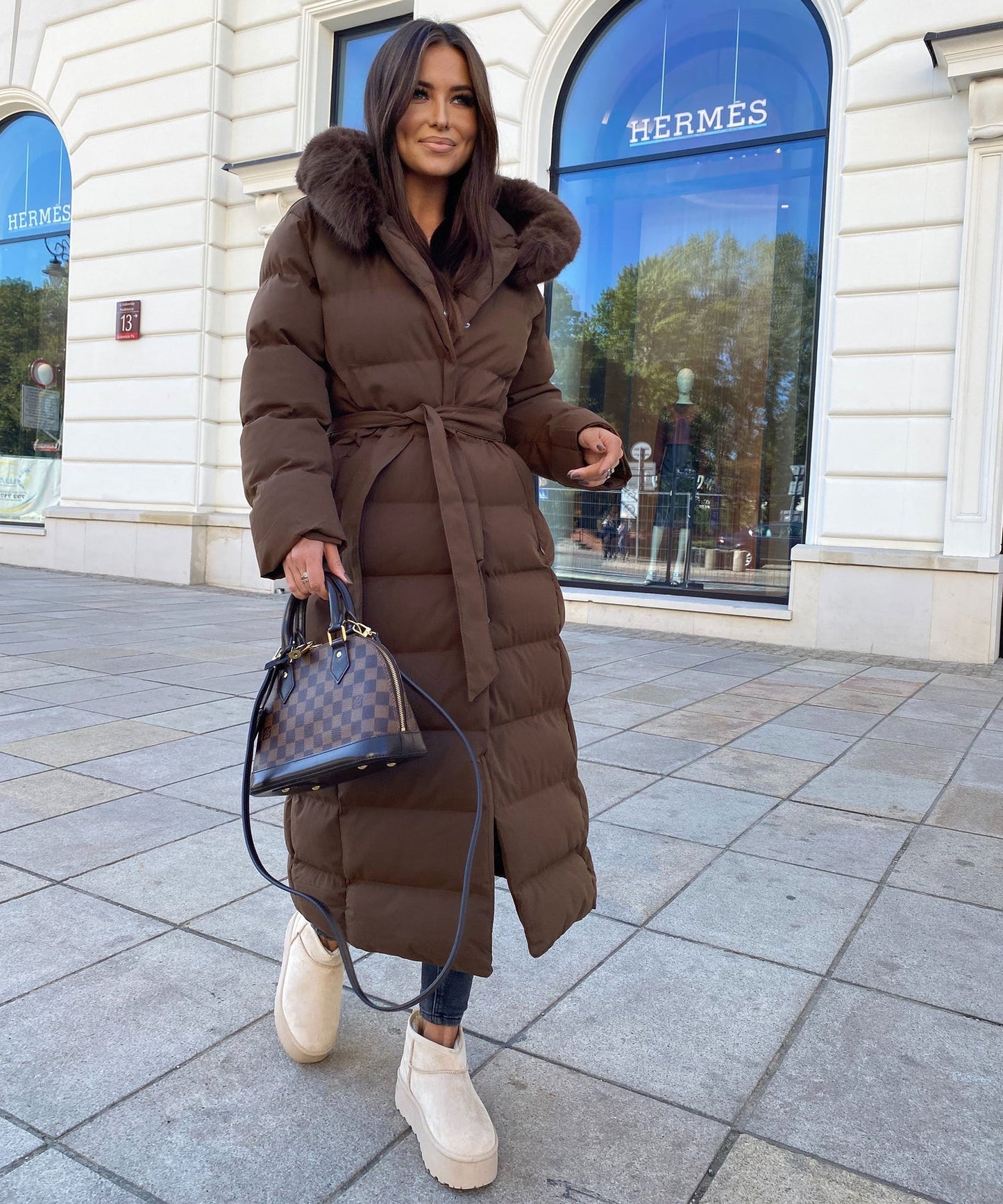 Chaqueta larga de mujer con capucha grande y moderna, cómoda y versátil
