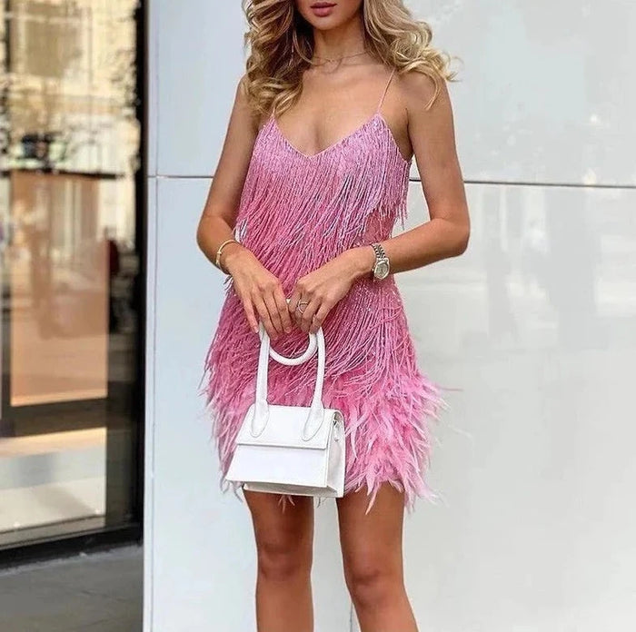 Vestido corto de fiesta con tirantes y un diseño sofisticado