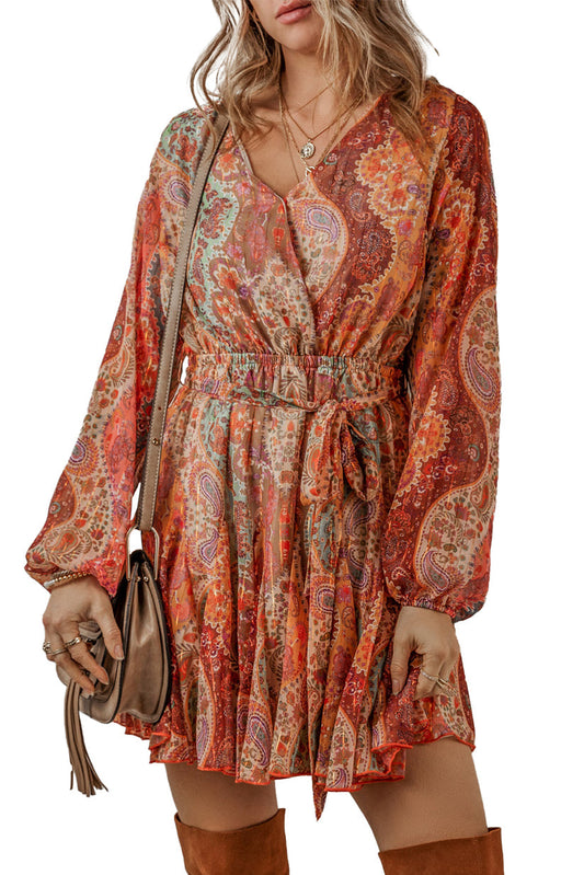 Vestido corto estilo boho con diseño paisley, ajuste en la cintura y mangas largas