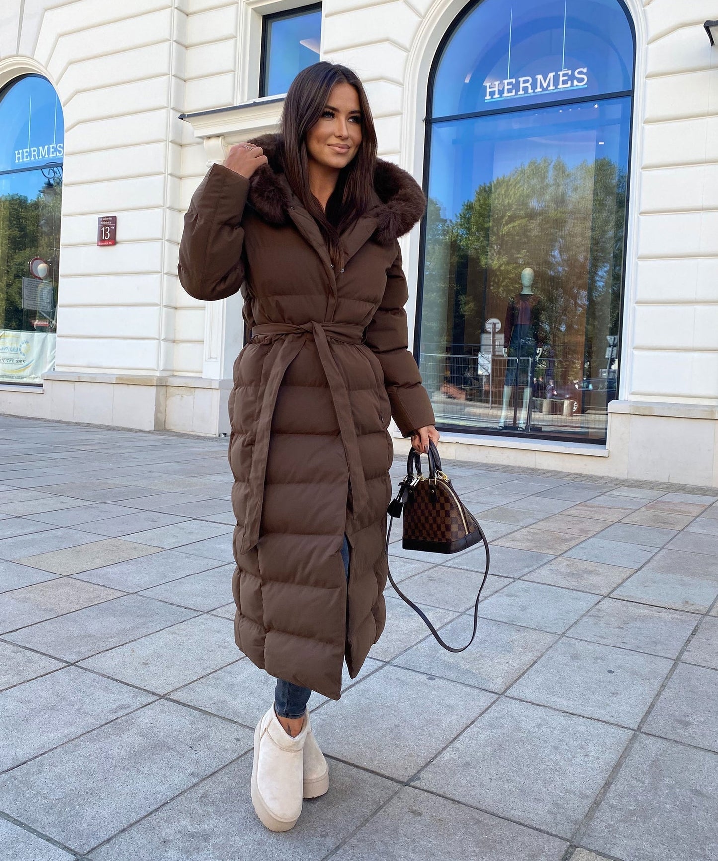 Chaqueta larga de mujer con capucha grande y moderna, cómoda y versátil