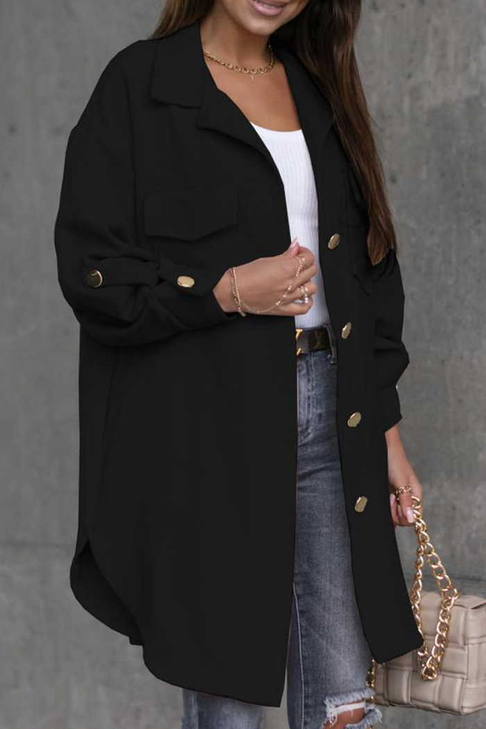 Una chaqueta con un diseño moderno y un acento