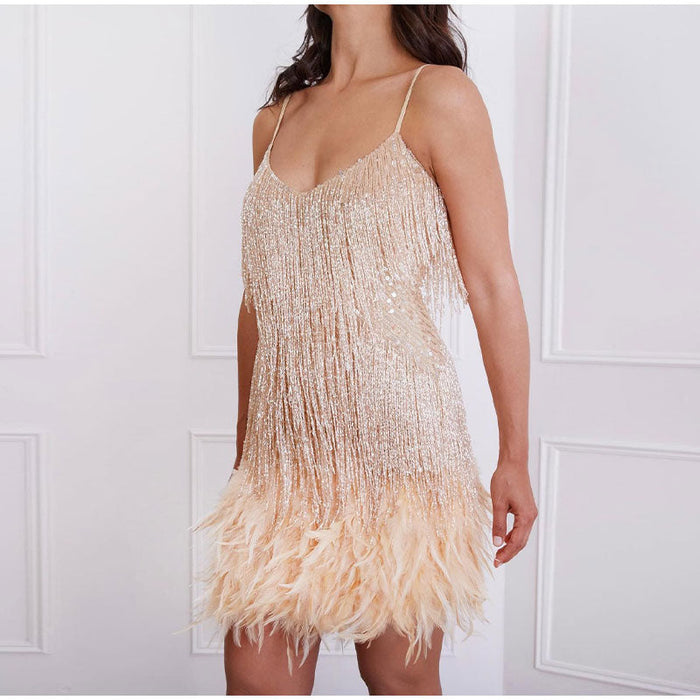 Vestido corto de fiesta con tirantes y un diseño sofisticado