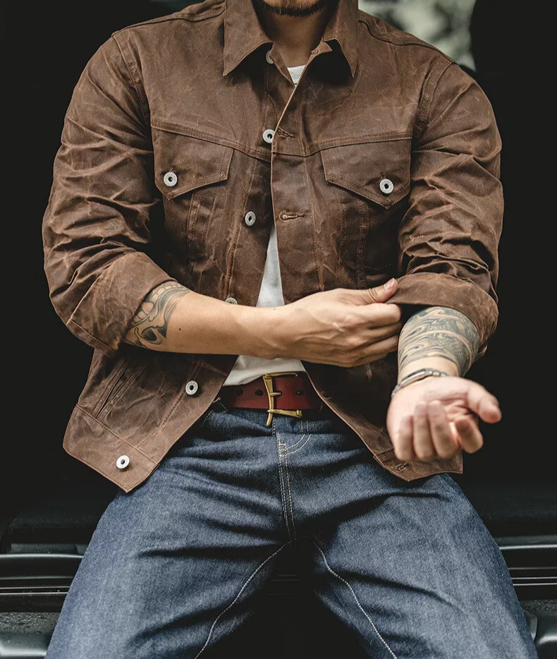 Una chaqueta clásica para hombre con un corte único y elegantes botones